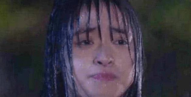 她也是兢兢业业,她淋雨的镜头非常的敬业,但是好像被雨淋成了"三毛!