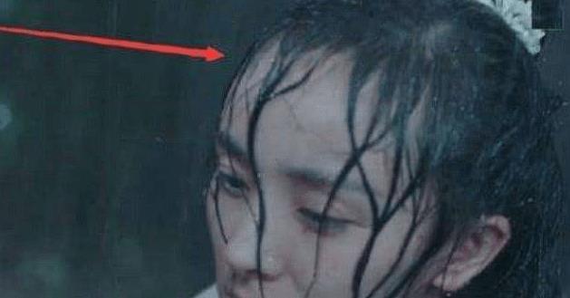 她也是兢兢业业,她淋雨的镜头非常的敬业,但是好像被雨淋成了"三毛!