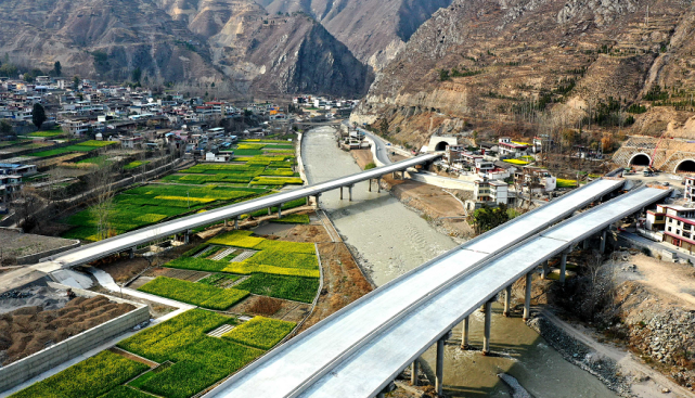 背靠四川青龙桥隧道,极目望去,尽是平坦大道.