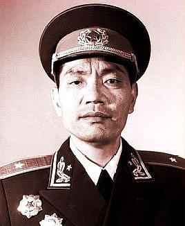 人民解放军,第二年入党,解放战争时期,他历任第二十一团四连副班长