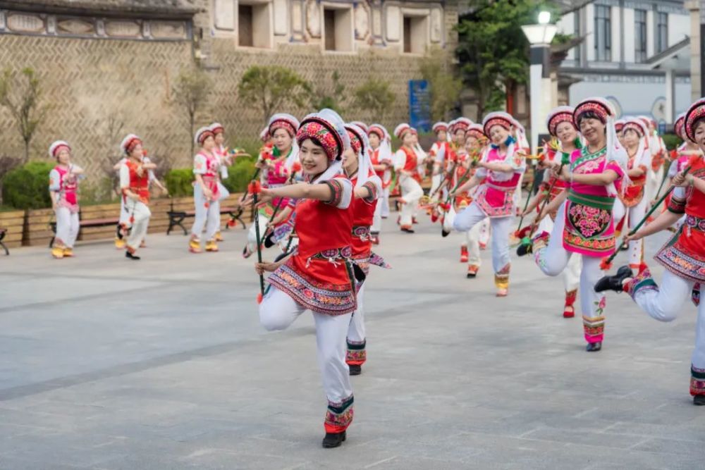 5月9日,在大理州群众艺术馆,一场热烈欢快的广场舞引人入胜,伴随激昂