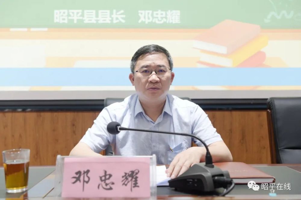5月10日,昭平县县长邓忠耀到昭平县职业教育中心为师生们上了一堂以"