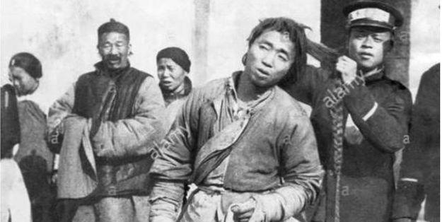 1937年,日寇逼近杭州,胡萼卿一家准备逃到安徽老家避难,因战争原因,路