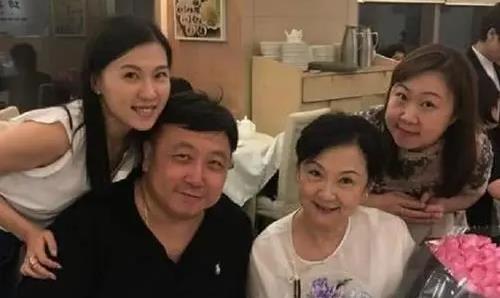 王晶:不爱女明星只爱老婆,结婚44年恩爱如初,一家4口生活幸福