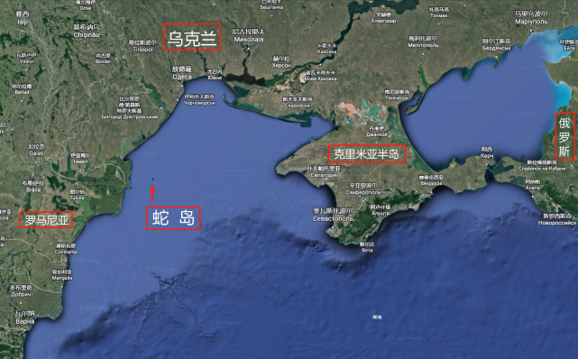 从地图上可以看到,蛇岛位于黑海的西北部,多瑙河河口以东,距离乌克兰