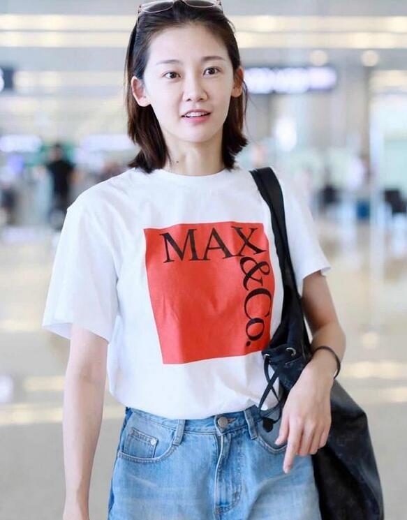 t恤 牛仔裤的造型很衬苗苗清纯的气质,素颜出镜的她简直嫩出了十八岁
