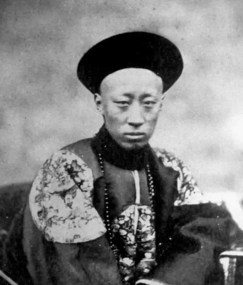 光绪和溥仪中间其实还有一个皇帝他活到1942年死后却无人立碑