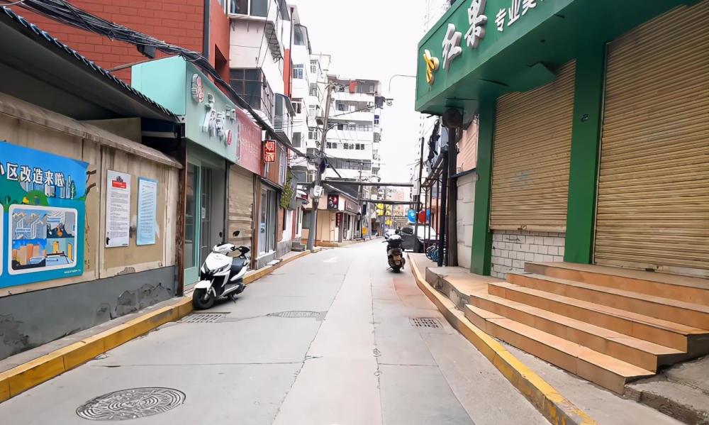 这条老街巷的名字叫中路子,这条巷子东起静宁南路,西抵酒泉路,全长