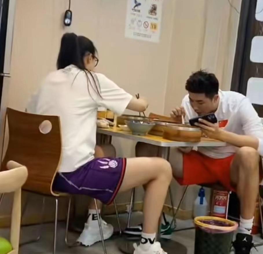 蔡斌收坏消息网友抓拍张常宁身体明显发福吴冠希只顾看手机