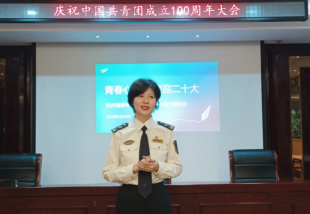 杭州海事局俞臻在山东港口青岛港,qqct操作一大队桥吊司机刘起立足