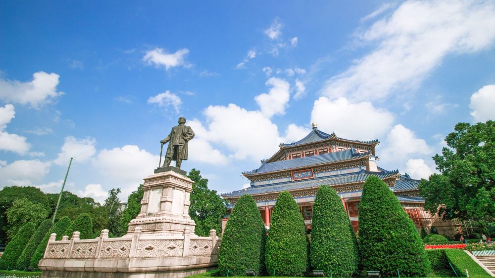 中山纪念堂位于广州市东风三路,是广州市人民和海外华侨为纪念孙中山