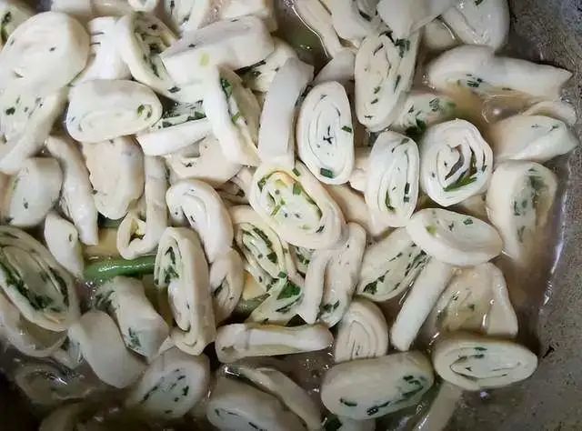 菜锅小卷代代相传,现如今已成为涉县美食文化的一个品牌,其营养搭配