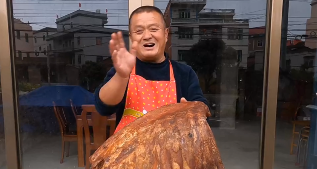 阿胖山:乡村大厨做美食赢得百万粉丝,爆红后带村民发家致富