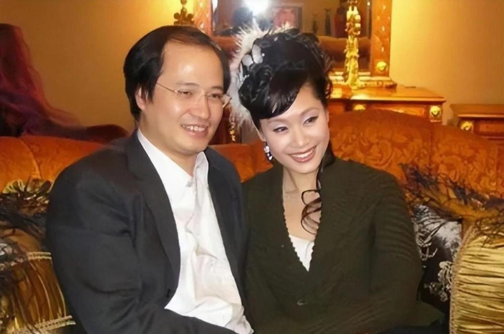 还带着女儿生活,但李年从不嫌弃,他把于文华的女儿当做自己的孩子一样
