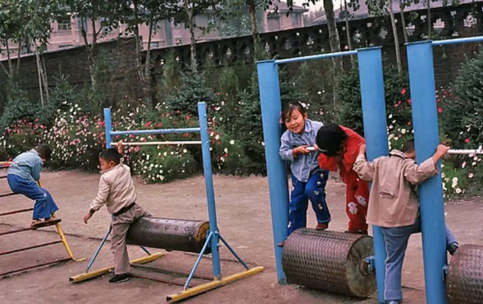 80年代幼儿园旧照流出,现代父母感叹:好快乐,这是我梦寐以求的_腾讯新