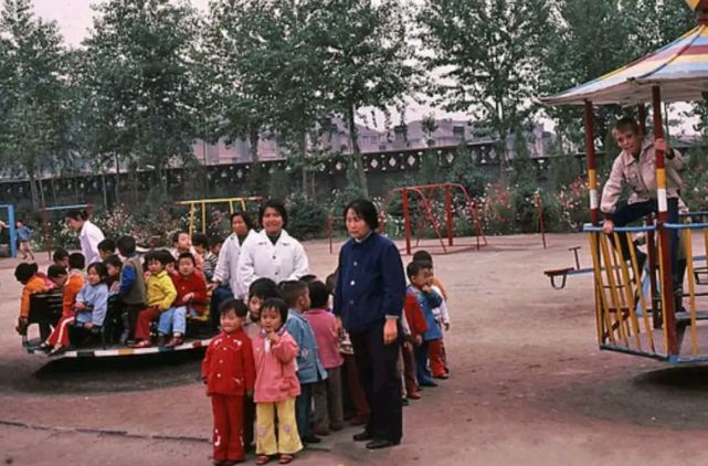 80年代幼儿园旧照流出,现代父母感叹:好快乐,这是我梦寐以求的