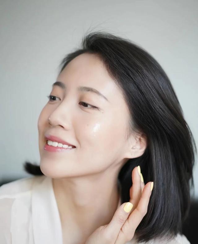 女人过了50岁,别学年轻人画浓妆,学会简单淡妆更好看,减龄时髦有气质