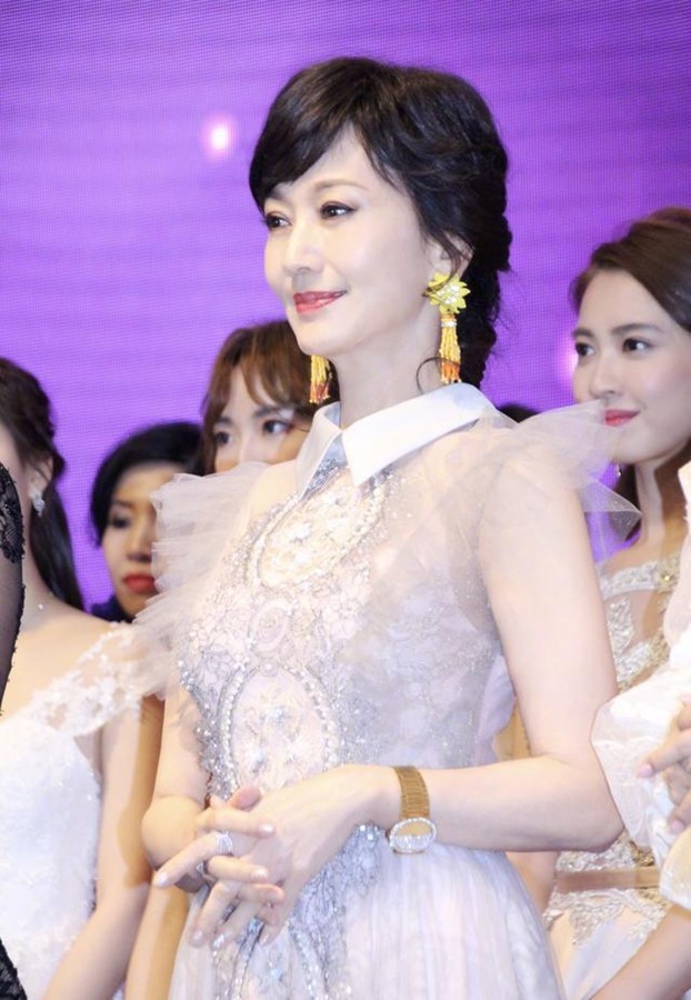 当59岁关之琳同框68岁赵雅芝,终于明白什么叫"岁月从不败美人"