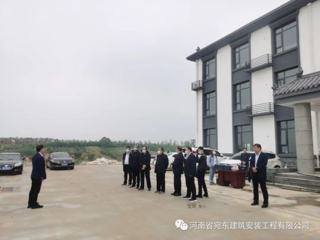 宛东公司总经理刘延哲向老领导们介绍项目情况:河西供水工程为我县