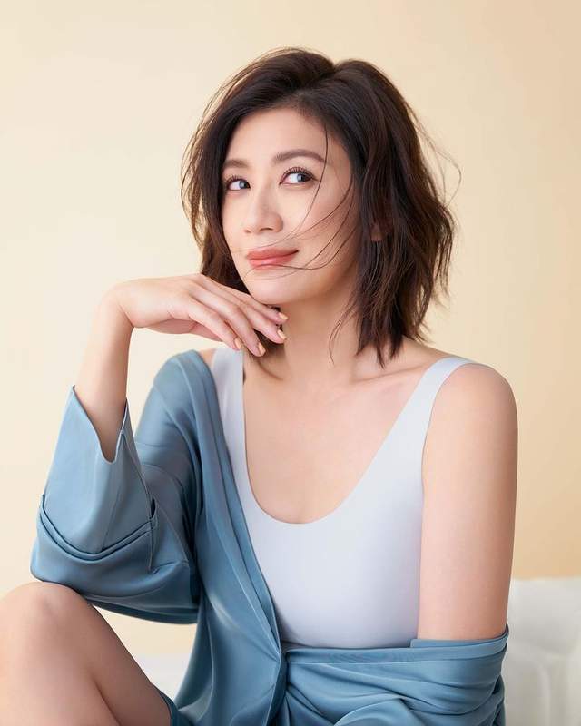 48岁贾静雯分享健身美照身材火辣女人味十足练习弹跳床很卖力