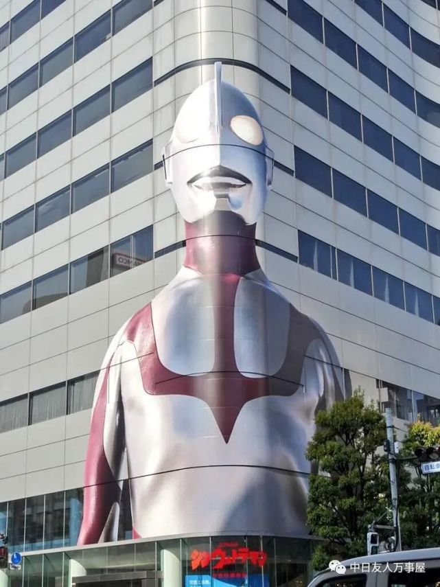 日本万代总公司《奥特曼大楼宣传广告》搭配红绿灯角度就像是闪烁着
