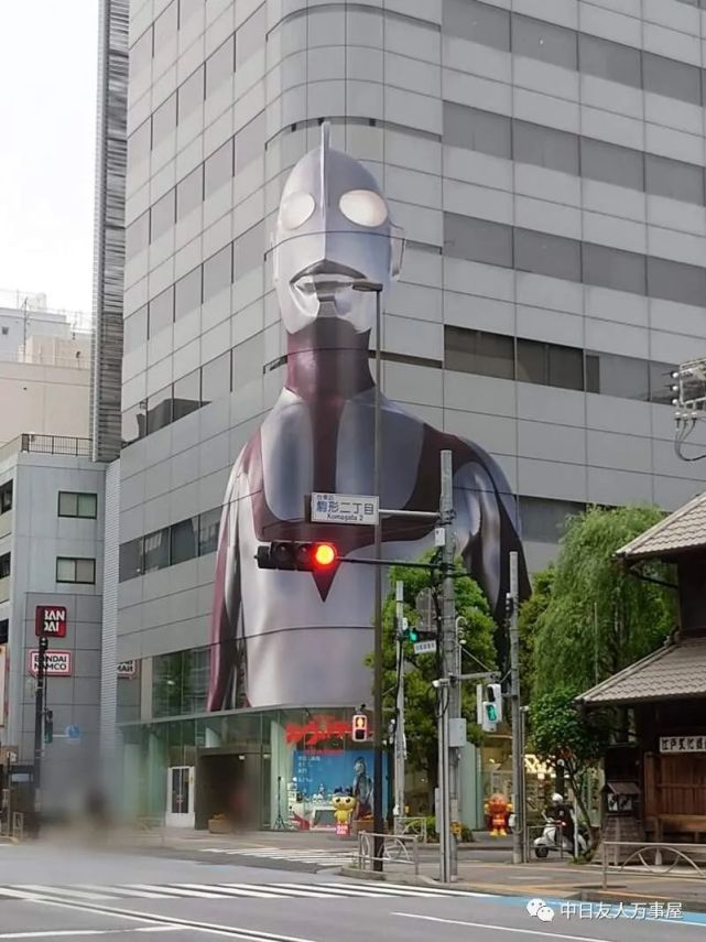 日本万代总公司《奥特曼大楼宣传广告》搭配红绿灯角度就像是闪烁着