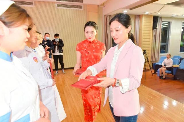 保康县人民医院隆重举办庆祝"5.12"护士节活动