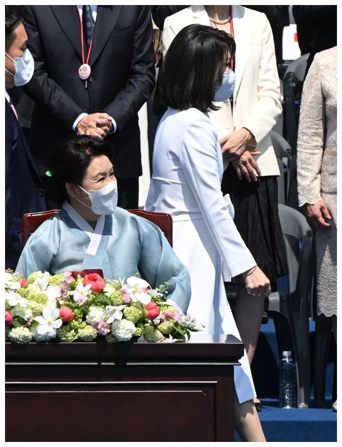 韩国第一夫人少女脸好美一天换四套衣服却被吐槽是整容脸