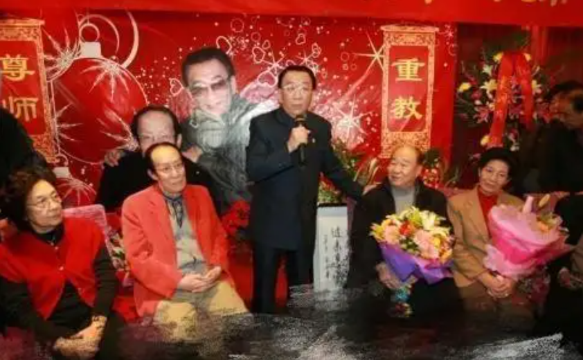牛群缺席师父常宝华的葬礼抛弃冯巩去当县长结果人财两空