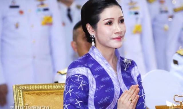 36岁诗妮娜掌管后宫泰王出手培养贵妃授意临时王后拜见僧王