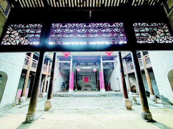 古民居中最具代表性的建筑当属覃氏世三公祠堂—瑞枝公祠.