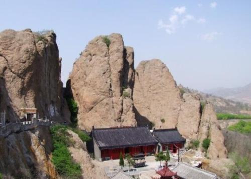 凌海市旅游景区景点还有辽西九华山,萧军纪念馆,张作霖墓园,吴楚庄园