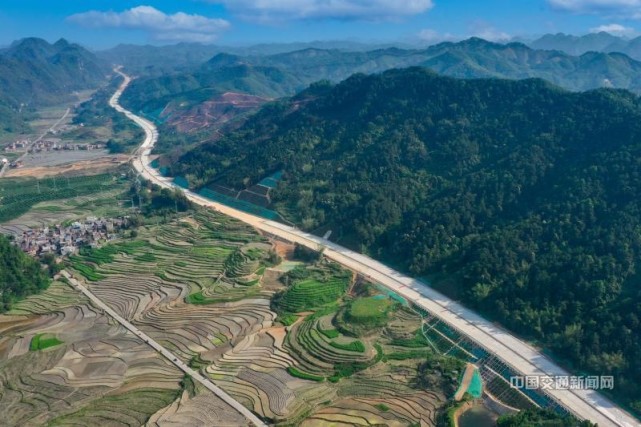 篇章描绘了天峨(黔桂界)至北海高速公路(巴马至平果段)一线建设者将奋