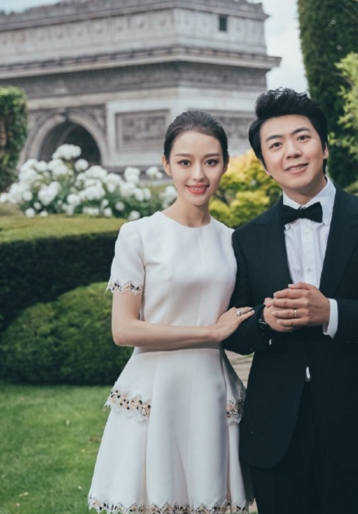 钢琴家郎朗晒出了一组"朗"才女貌的九宫格婚纱照,向人们撒了一波"喜糖