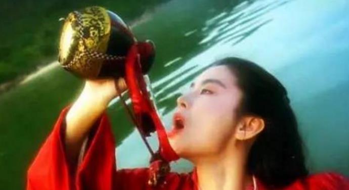 令人印象最深也多次被现代人念念不忘的片段之一应该就是"青霞喝酒"了