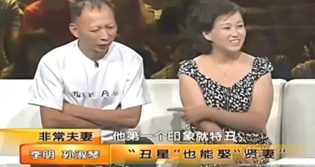 两人是相亲认识的,随后便自然而然地开始了正式交往,那时李明还不是