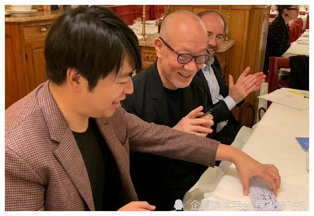 郎朗带吉娜参加聚会,大佬们欢聚一堂,吉娜送久石让
