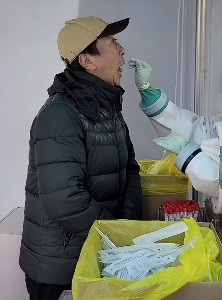 同样是做核酸把葛优冯巩李明启和万梓良放一起差距瞬间出来了