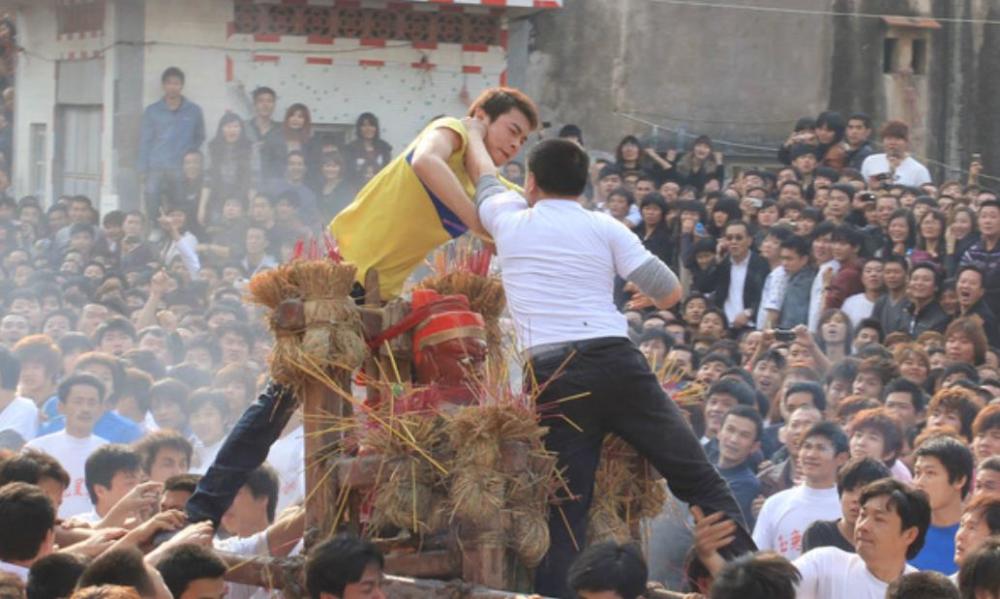 军官的行为,不仅让他自己成了井岗村百姓的仇视对象,也让他所在的马田