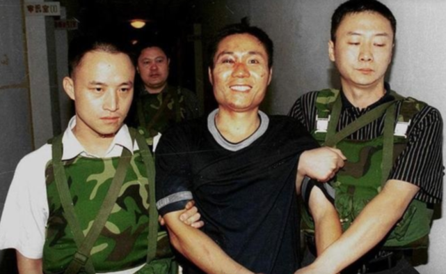 张君被称中国第一悍匪杀伤近50人抢500多万多名情妇成帮凶
