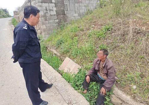 贵州威宁金斗镇男子醉卧路边民警热心救助