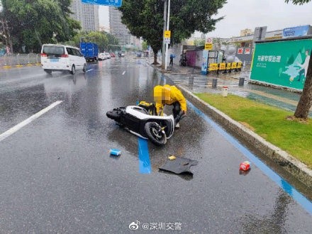 雨天路滑外卖小哥骑车摔倒幸好遇到铁骑伸手救助