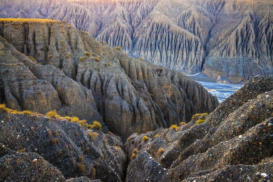 与安集海大峡谷的地貌类似,天山脚下有宽广的冲积扇,奎屯河在上面冲刷