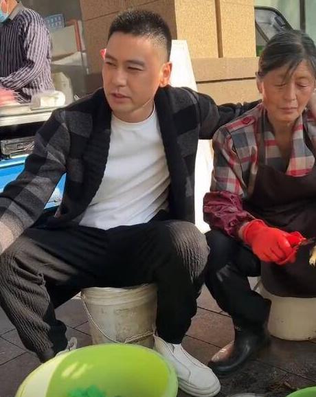 演员李飞帮妈妈摆摊卖鱼妈妈说要卖到80岁帮儿子攒够100万