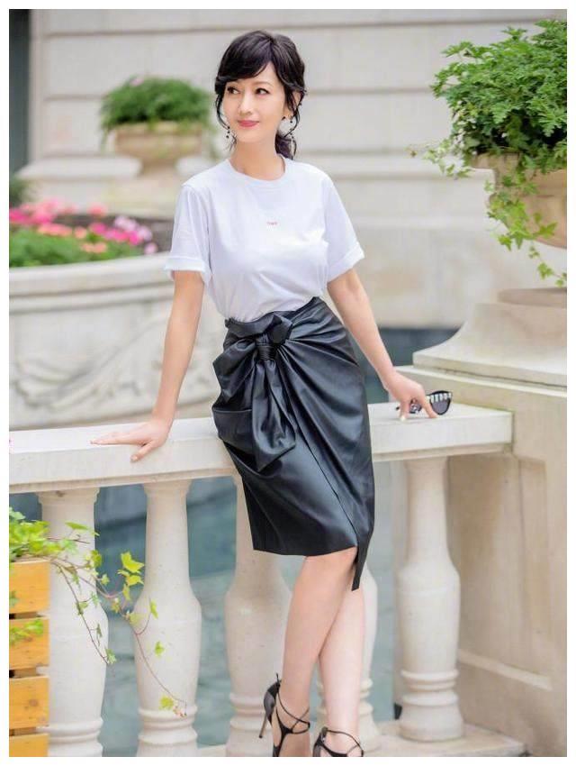 66岁赵雅芝头发漂染似少女网友这下半身真让人心疼