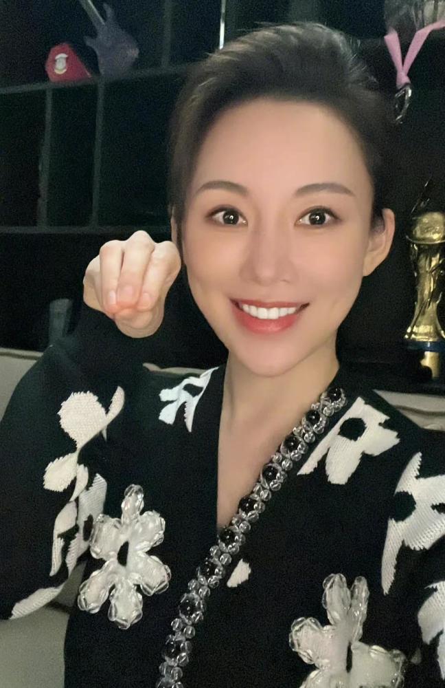 潘晓婷晒居家照笑容满面疑似恋情曝光网友越来越漂亮了