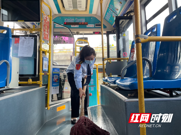 "与美好不期而遇,记者搭乘公交前往高铁南站采访今年怀化市芙蓉百岗