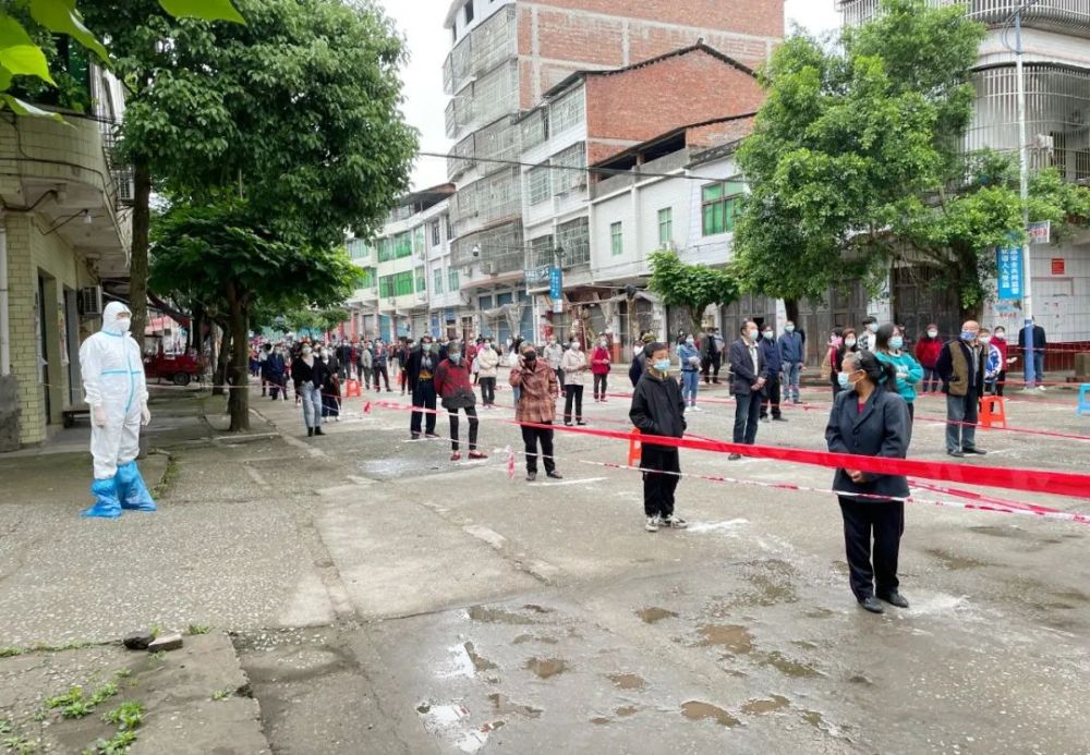 医护人员张大嘴巴可爱的萌娃高滩镇城北镇鼎屏镇等待核酸检测戴好口罩