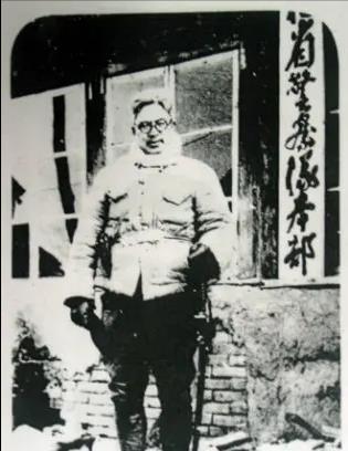 在处理完葬礼之后,岸谷隆一郎似乎在一天之内苍老了很多.