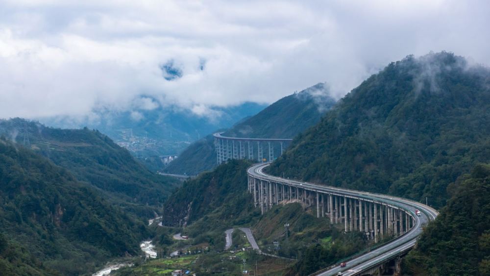 汶马高速收费最贵的高速跑得最慢的高速过路费比油钱还贵